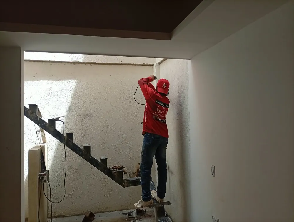 Instalación de Escalera Metálica — trabajo en hierro y acero de Metálicas M-M, Corozal, Sucre