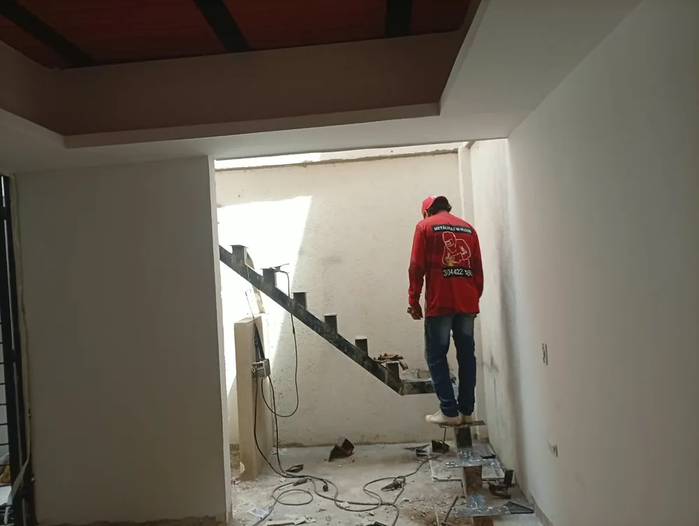 Escalera Metálica en Obra — trabajo en hierro y acero de Metálicas M-M, Corozal, Sucre