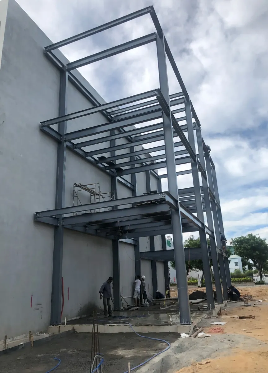Estructura industrial en hierro fabricada en el taller de Metálicas M-M, Corozal