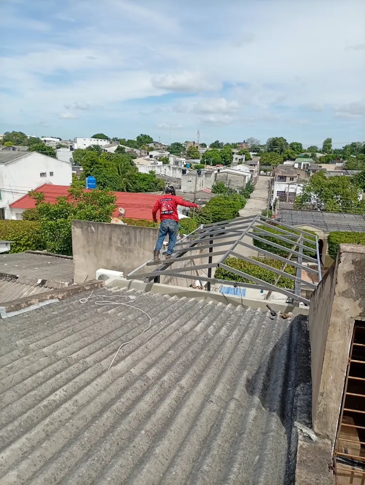 Montaje de Cubierta Metálica — trabajo en hierro y acero de Metálicas M-M, Corozal, Sucre