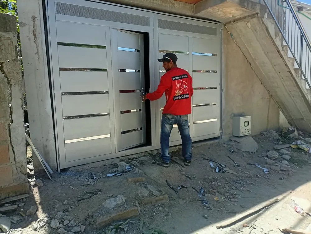 Portón Corredizo Blanco — trabajo en hierro y acero de Metálicas M-M, Corozal, Sucre