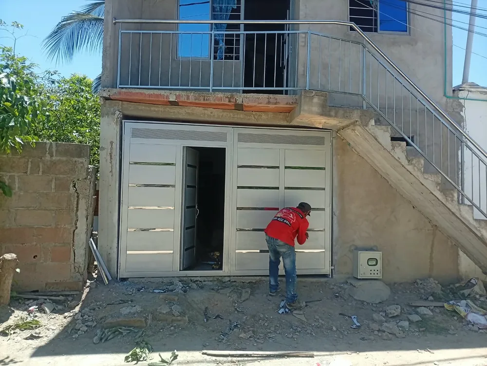 Portón Blanco con Franjas de Vidrio — trabajo en hierro y acero de Metálicas M-M, Corozal, Sucre