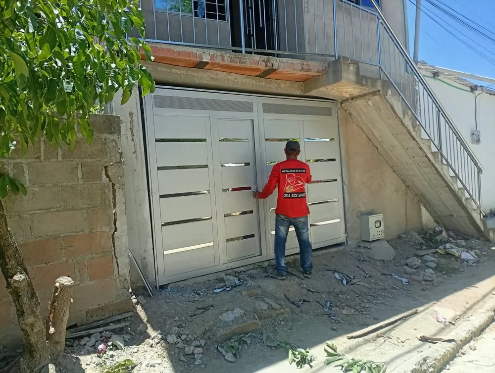 Portón de Garaje Blanco — trabajo en hierro y acero de Metálicas M-M, Corozal, Sucre