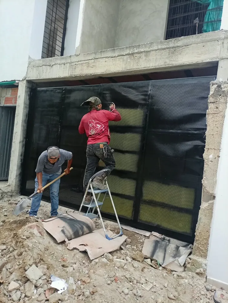 Portón Metálico con Vidrio — trabajo en hierro y acero de Metálicas M-M, Corozal, Sucre