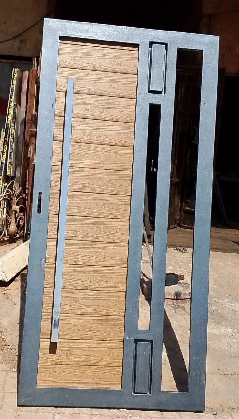 Puerta con Madera — trabajo en hierro y acero de Metálicas M-M, Corozal, Sucre